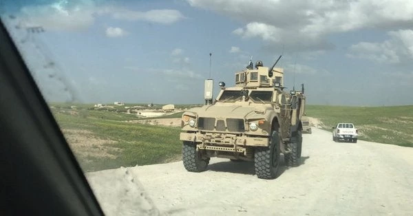 Νέα ανατροπή – Αμερικανικές μηχανοκίνητες δυνάμεις σε κοινές περιπολίες με τους Κούρδους στην Ιεράπολη